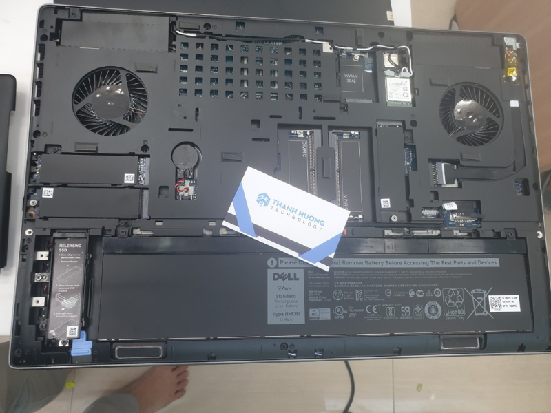 Dell Precision 7740 Xeon mới