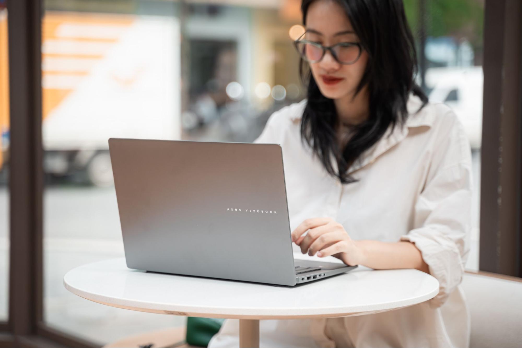 Vivobook S14 có đáng mua cho tân sinh viên 2026? Có phải chiếc laptop dùng tốt trong 4 năm đại học?