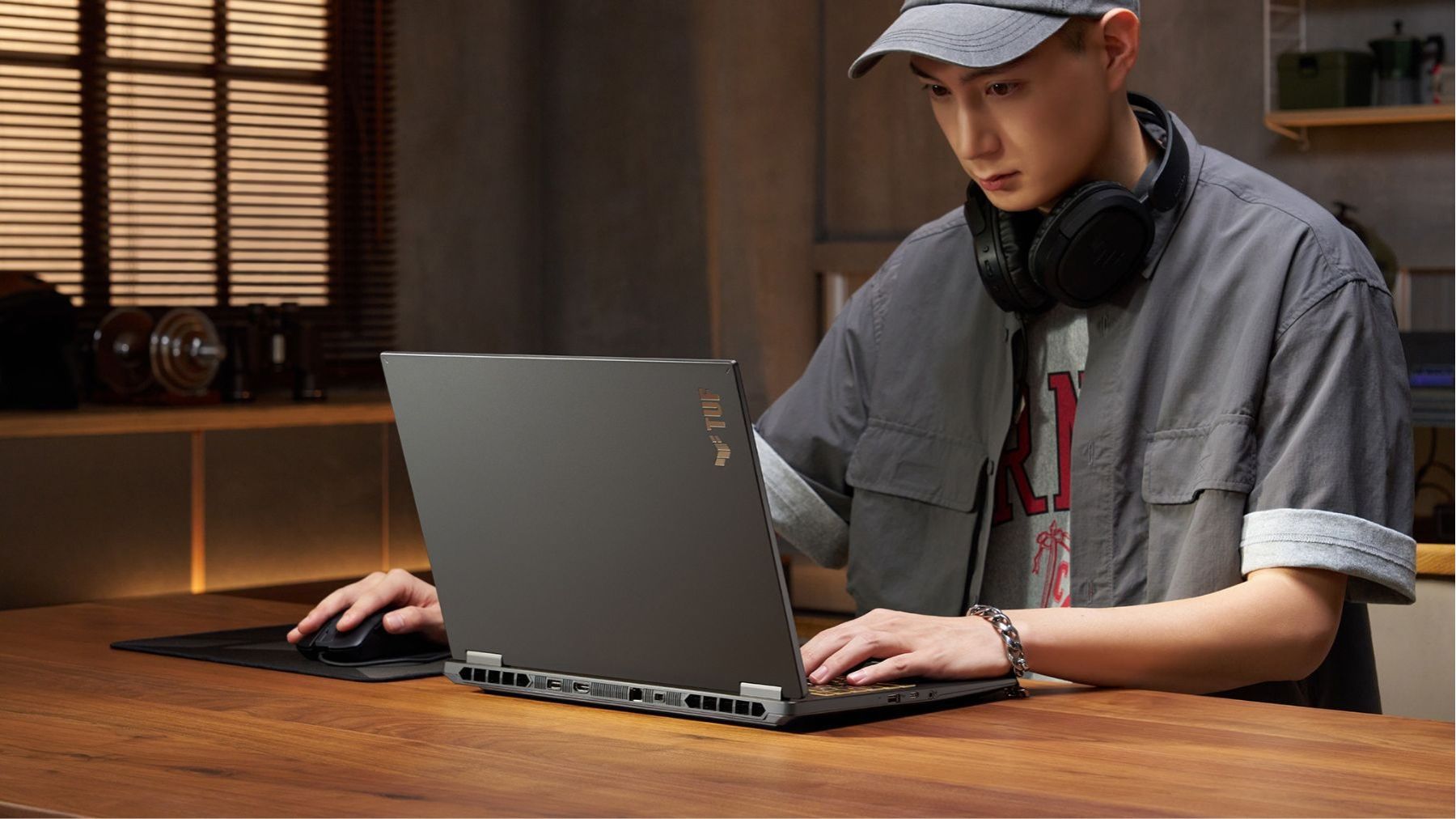 Laptop Cho Sinh Viên IT: Cấu Hình Nào Chạy Code + VM Mượt?